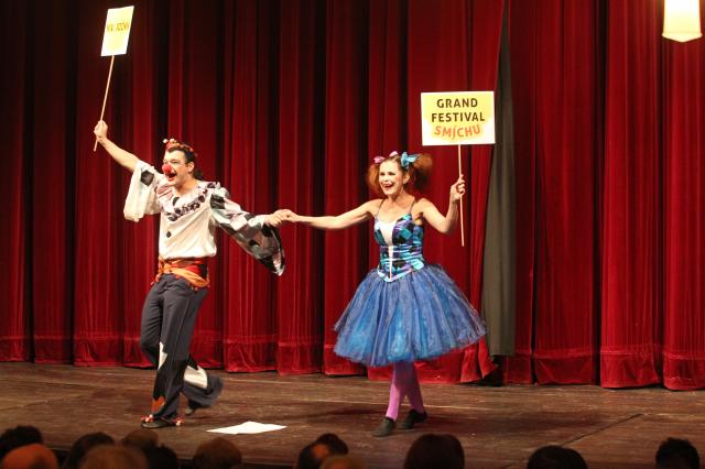V Městském divadle festival zahájila tradiční klauniáda v podání Ládi Špinera a Petry Janečkové. Foto Michal Klíma