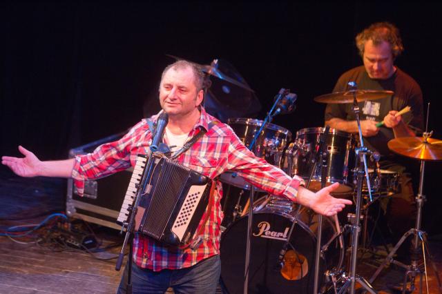 Večer pak Malou scénu ovládl Václav Koubek, který na festivalu zahrál i se svou doprovodnou kapelou. Foto Michal Klíma