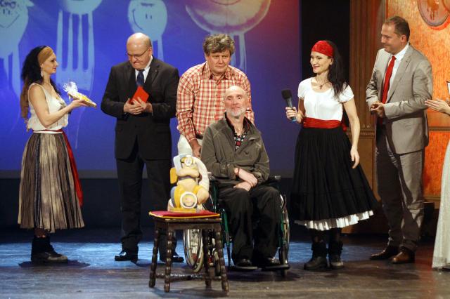 Cenu Genia smíchu s velikou radostí přijal režisér pražského Divadla v Dlouhé Jan Borna. Foto Michal Klíma