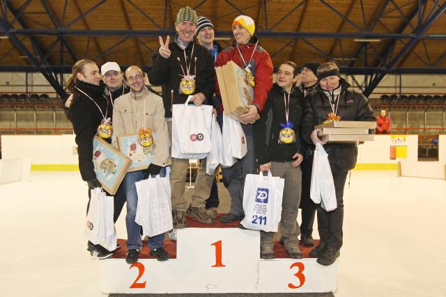 Vítězové kategorie družstev: (1. Pleskotovi, 2. Coolkaři 
a 3. Kosteam). Zaostřete na třetí místo… Foto Michal Klíma
